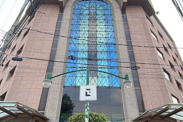 Vista frontal de la propiedad