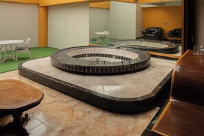 Habitación superior | Área de sala de estar | Televisión de pantalla plana 