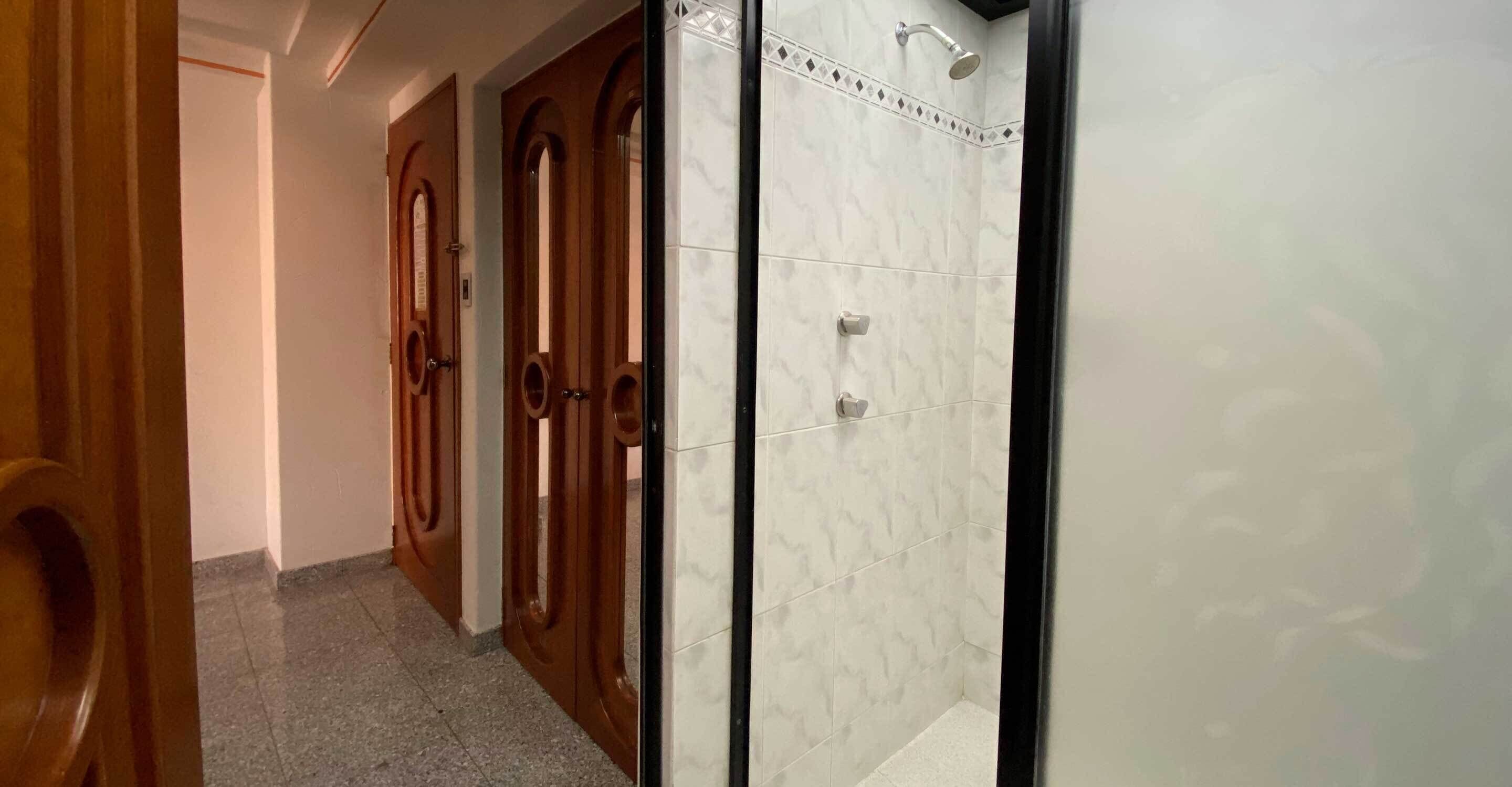 basic room | bathroom | shower, towels