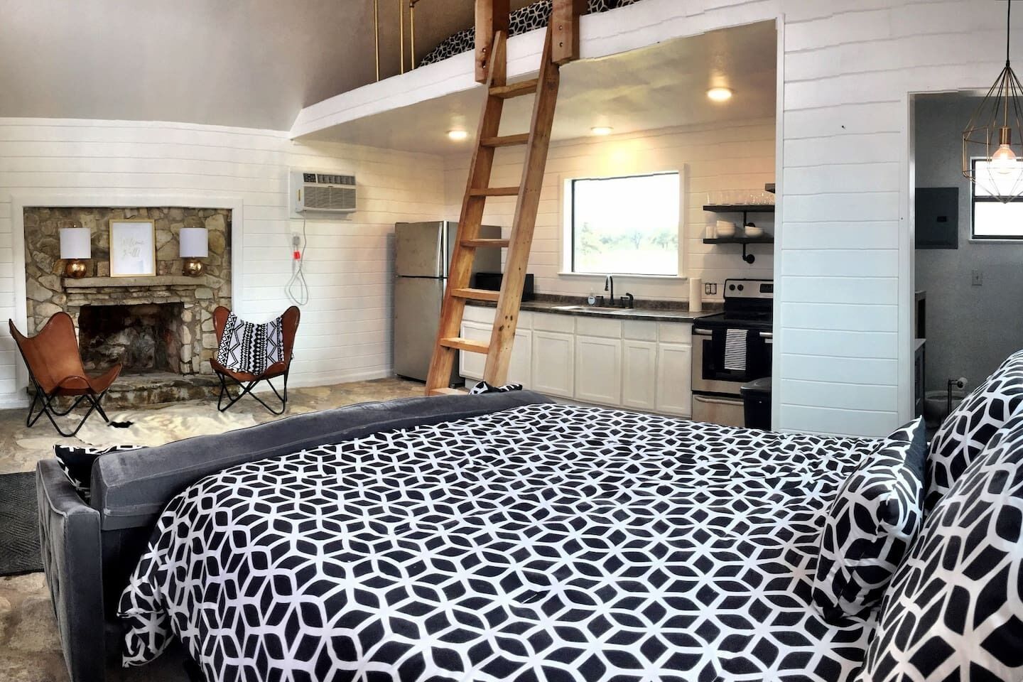 Relax in style ~ The Chimney House on the river!