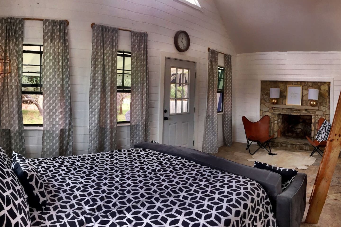 Relax in style ~ The Chimney House on the river!