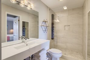 Condo (7 F Two Bedroom Loft) | Bathroom | Towels