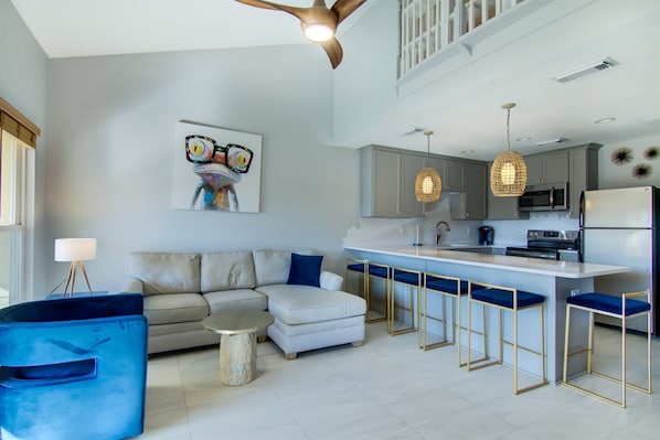 Huoneisto (7 F Two Bedroom Loft) | Olohuone | Taulutelevisio, DVD-soitin