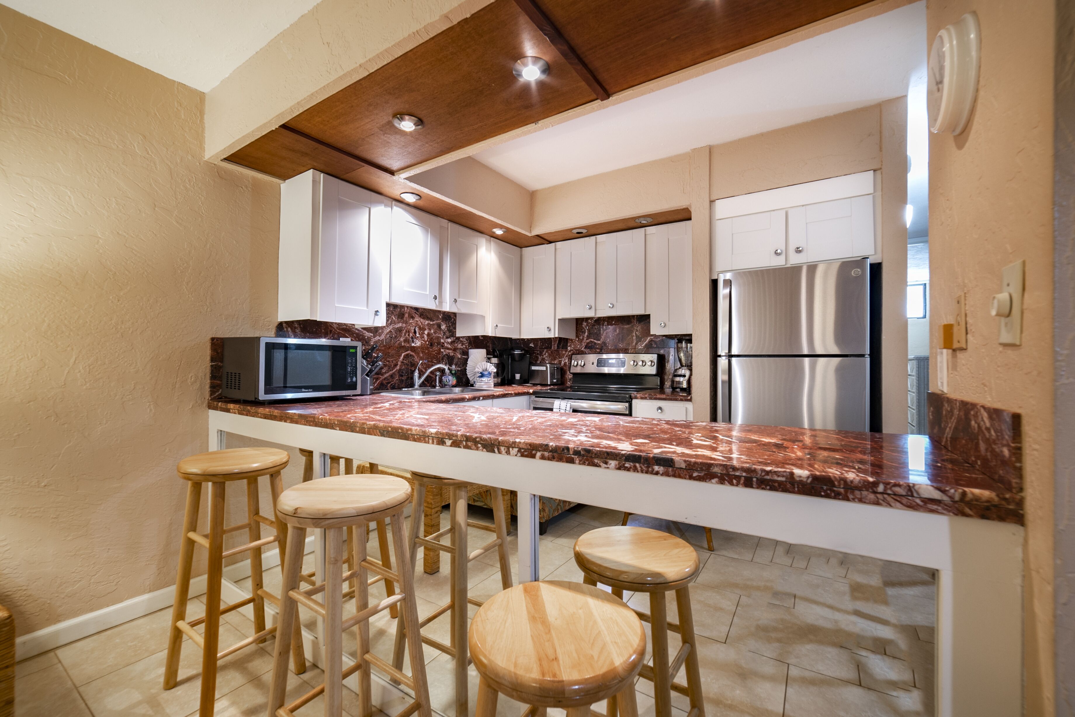 Réfrigérateur, micro-ondes, four, plaque de cuisson