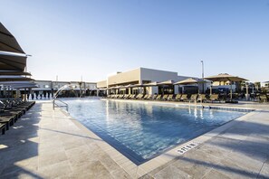 Een buitenzwembad, een verwarmd zwembad