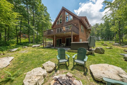 Relax & Explore at this Charming Chalet w/ Hot Tub