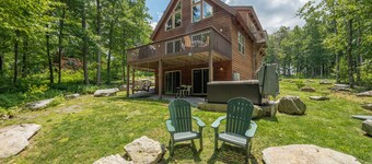 Relax & Explore at this Charming Chalet w/ Hot Tub