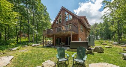 Relax & Explore at this Charming Chalet w/ Hot Tub
