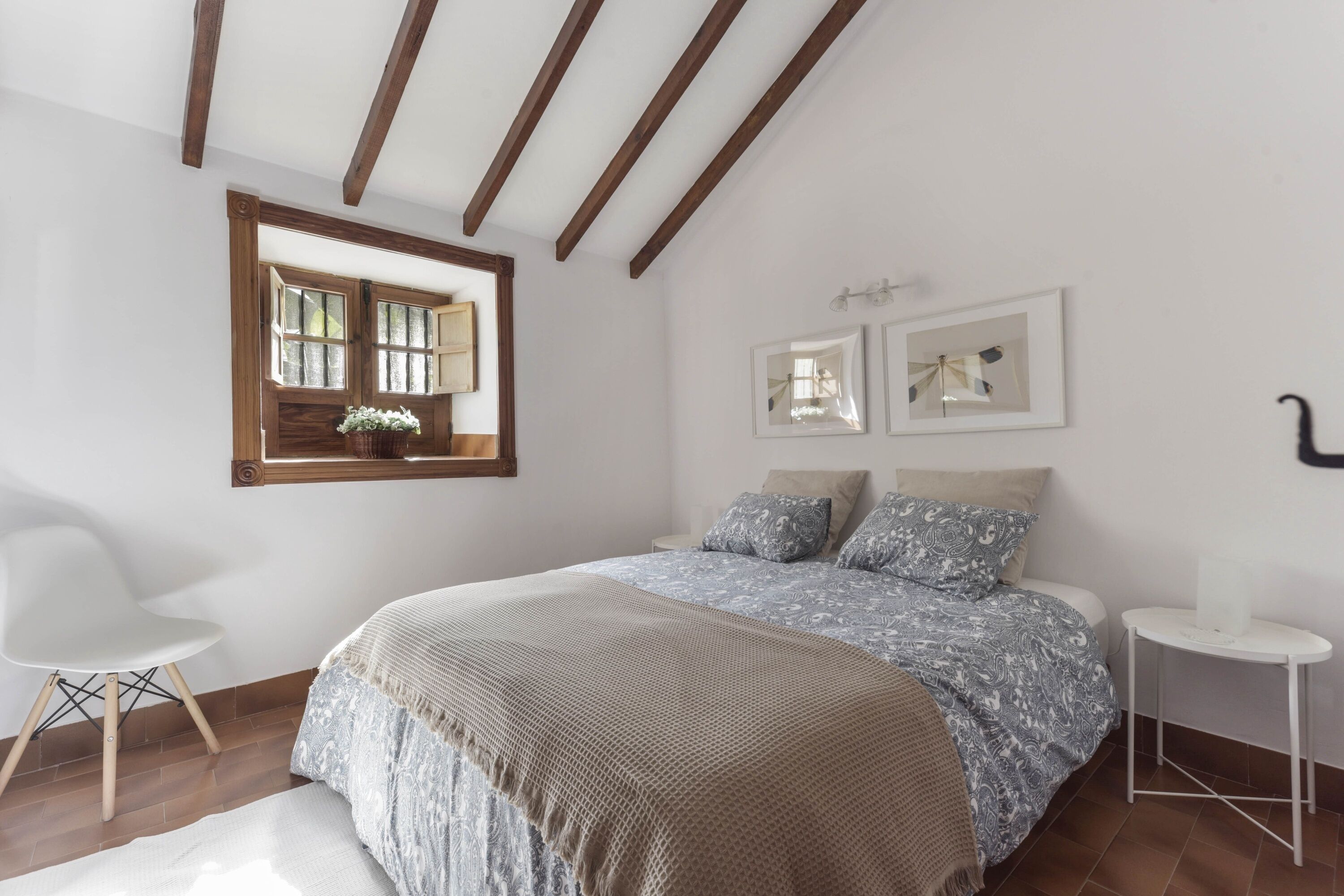 3 slaapkamers, een strijkplank/strijkijzer, gratis wifi, beddengoed