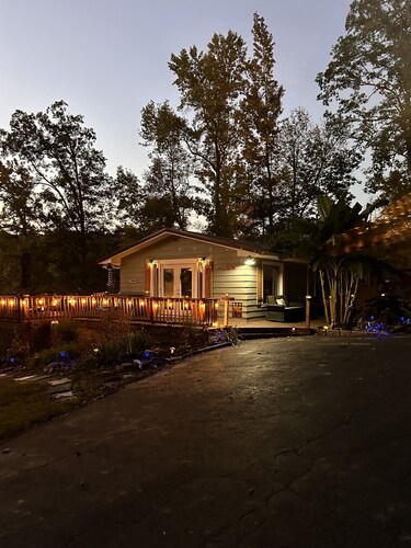 House on Lake Malone 200ft waterfront No Cleaning/Pet fees Across from Marina