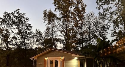 House on Lake Malone 200ft waterfront No Cleaning/Pet fees Across from Marina