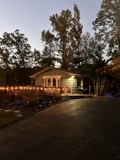 House on Lake Malone 200ft waterfront No Cleaning/Pet fees Across from Marina