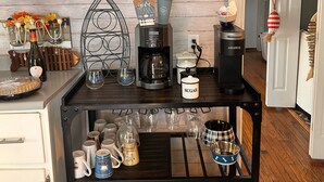 Una cocina con cafetera, azúcar y un letrero que dice "Waters Edge".