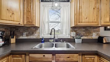 Een koelkast, een magnetron, een oven, een koffiezetapparaat/waterkoker