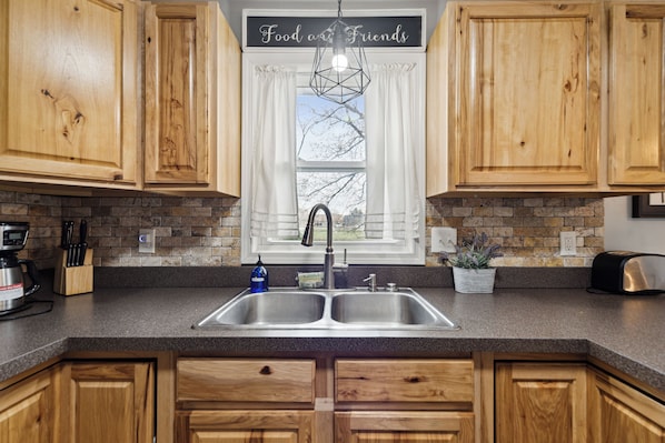 Een koelkast, een magnetron, een oven, een koffiezetapparaat/waterkoker