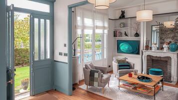 TV connectée, jeux vidéo, lecteur de DVD, baby-foot