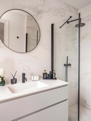 Badewanne, Haartrockner, Handtücher, Shampoo