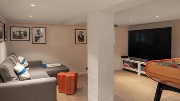 Smart TV, videojuegos, reproductor de DVD, futbolito
