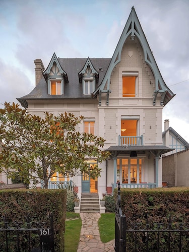 Large Chic & Stylish Villa. Superb garden