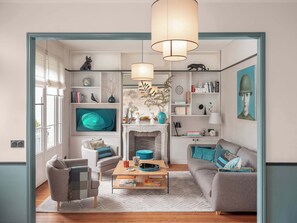 TV connectée, jeux vidéo, lecteur de DVD, baby-foot