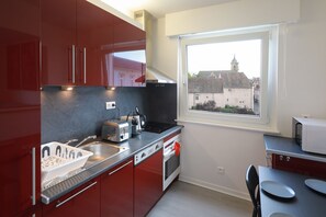 Kylskåp, mikrovågsugn, ugn och spishäll