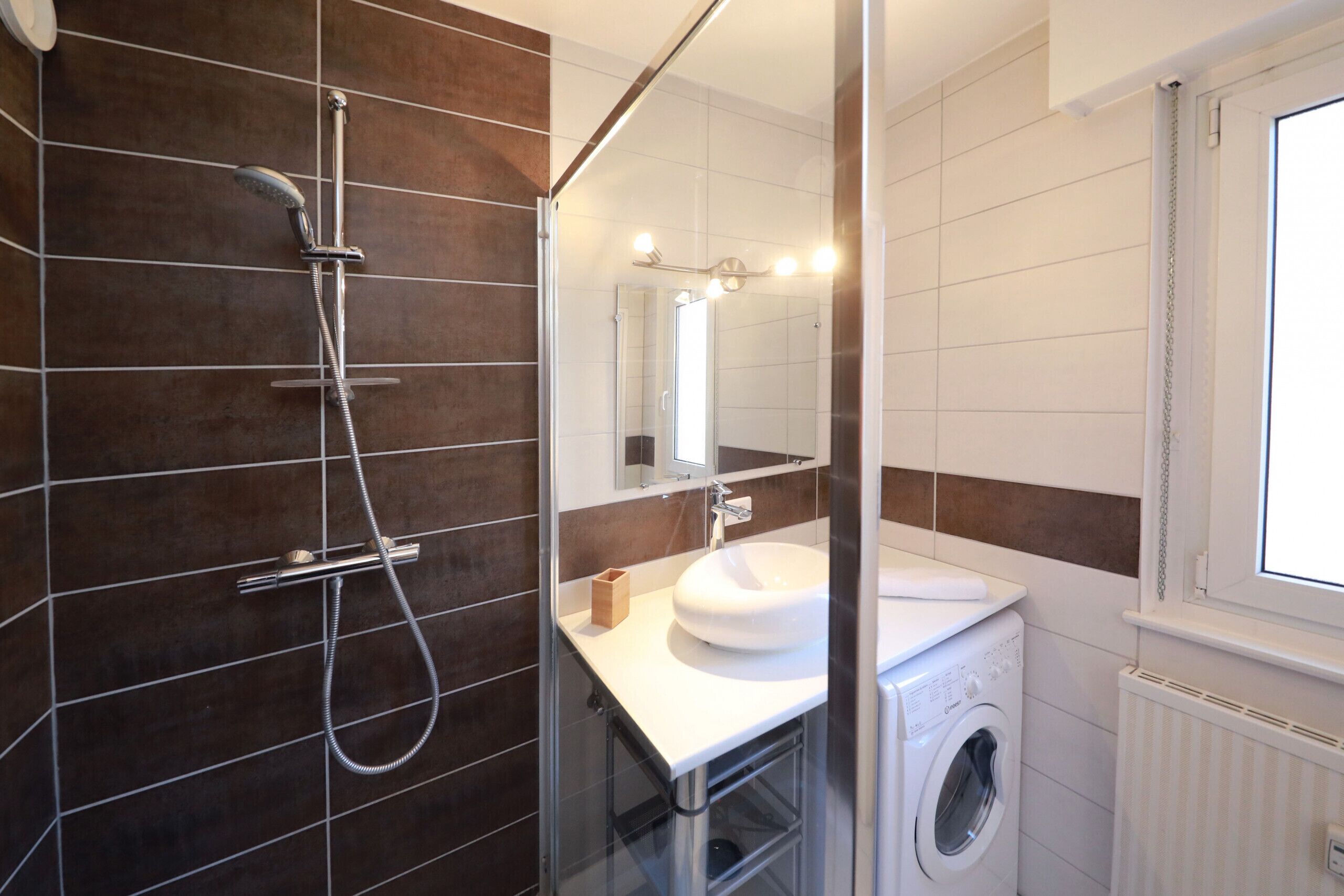 Douche, sèche-cheveux, serviettes fournies