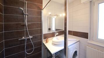 Douche, sĂšche-cheveux, serviettes fournies