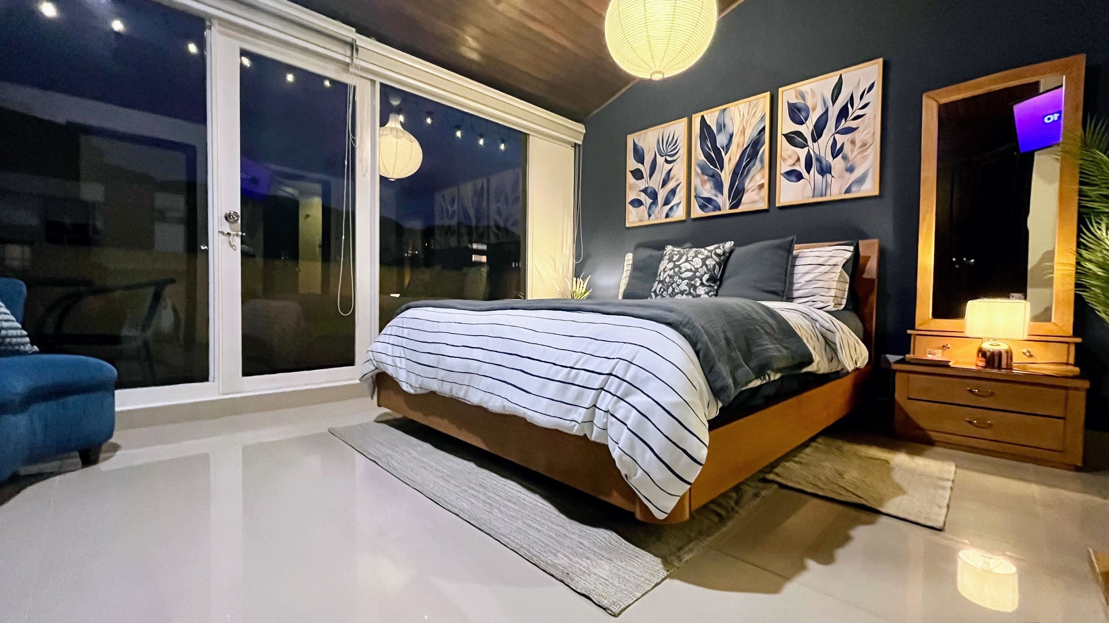 3 عدّة غرف نوم وخزنة داخل الغرفة ومكتب ومكواة/لوح كي