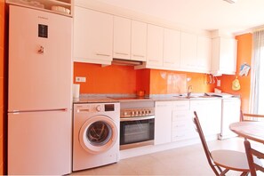 Een koelkast, een oven, een vaatwasser, een koffiezetapparaat/waterkoker