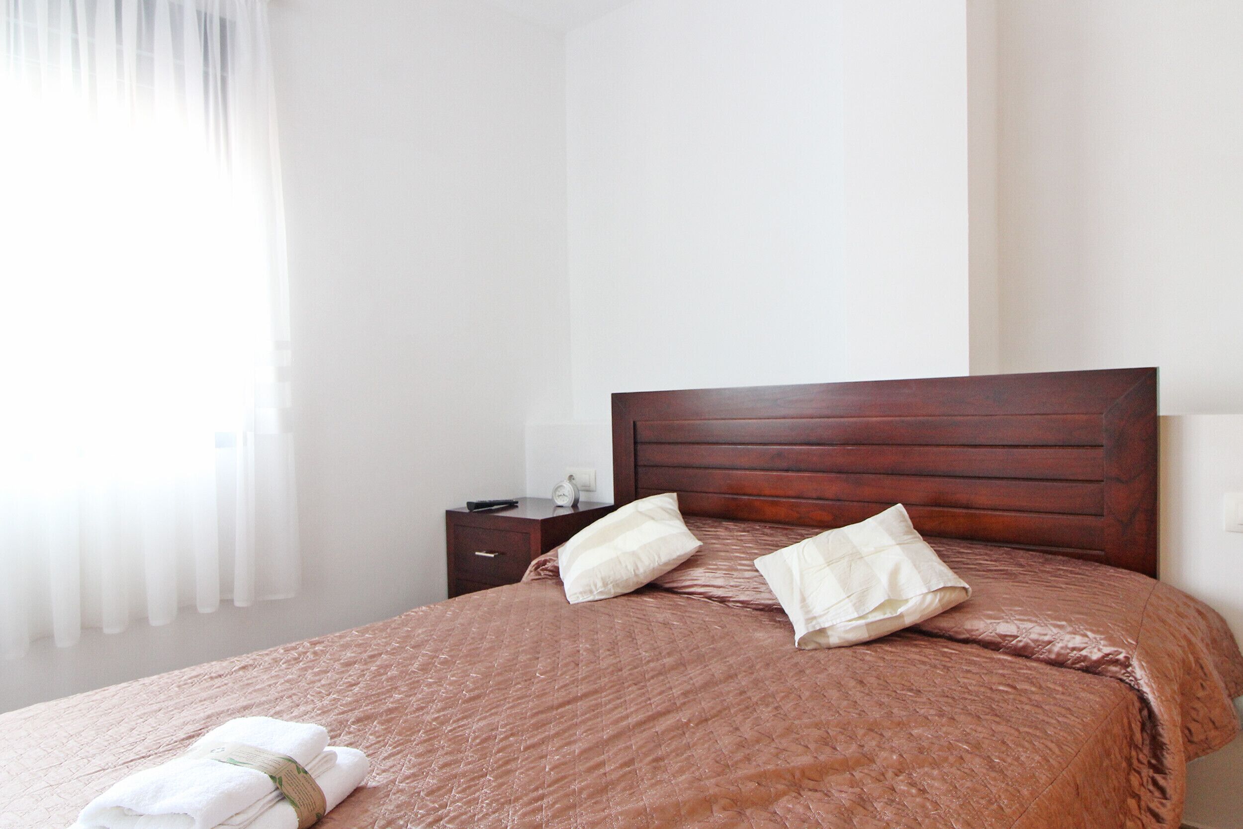 3 quartos, ferros/tábuas de passar roupa, roupa de cama