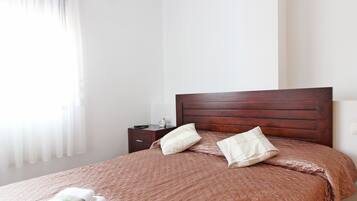 3 quartos, ferros/tábuas de passar roupa, roupa de cama