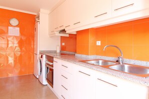 Een koelkast, een oven, een vaatwasser, een koffiezetapparaat/waterkoker