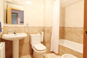 Bathtub, towels