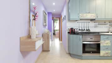 Geladeira, micro-ondas, fogão, cafeteira/chaleira