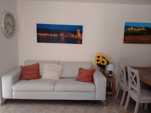 Smart-tv, tv-spel, dvd-spelare och ett bordtennisbord