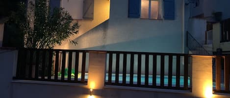 Una piscina al aire libre