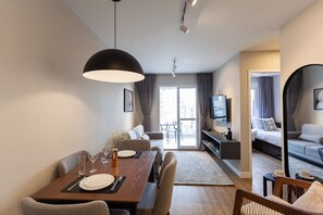 Deluxe Studio Suite, 2 Bedrooms | Living area