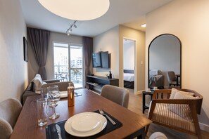 Suíte estúdio luxo, 2 quartos | Área de estar | Smart TV 43 polegadas com canais digitais, TV, Netflix