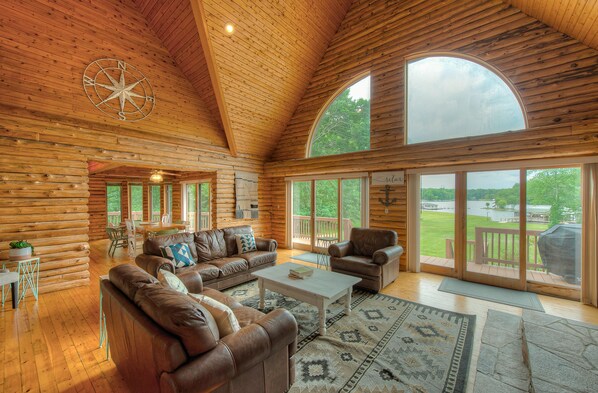 Smart TV - Log Cabin Living on Lake Anna - Warm side (Mineral)