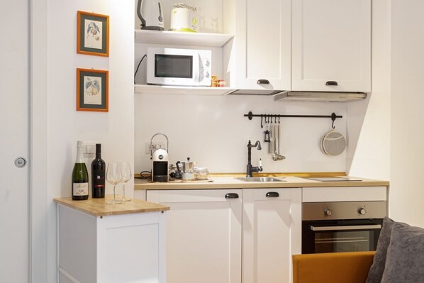 Réfrigérateur, micro-ondes, four, plaque de cuisson