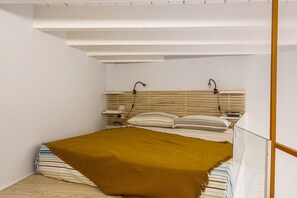 2 bedrooms, iron/ironing board, WiFi