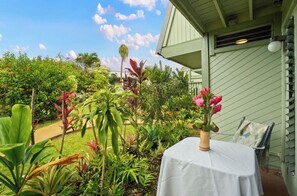 Outdoor dining - Kauai condo near beaches and shops. (Lihu)