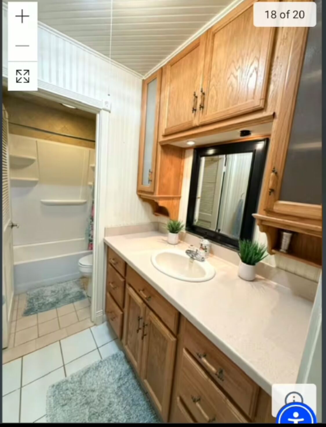 Tina con regadera, secadora de cabello, toallas, jabón 