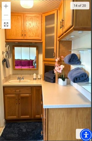 Kombinert dusj/badekar, hårføner, håndklær og såpe