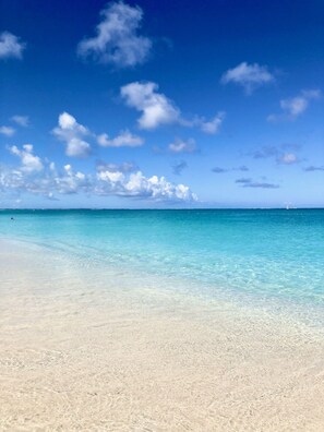 En la playa, camastros y toallas de playa 