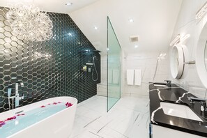 Badewanne, Haartrockner, Handtücher, Seife
