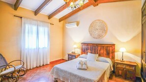 4 habitaciones, tabla de planchar con plancha, cuna de viaje y wifi 