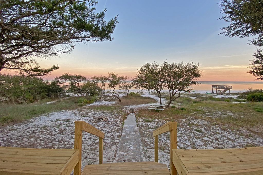 "Fiddler Crab" Beautiful 2BR/3BA beachfront house