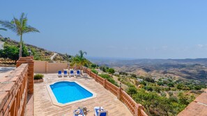 Piscina no terraço com vista ampla da paisagem ao redor.