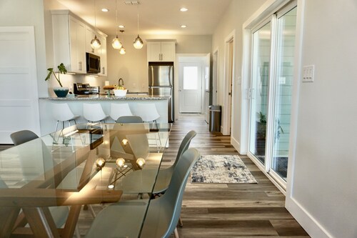 HOT TUB! Outdoor Shower, New Construction, Views